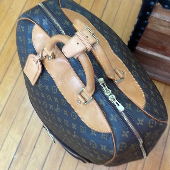 Louis Vuitton large travel bag. - Picture 4 of 10